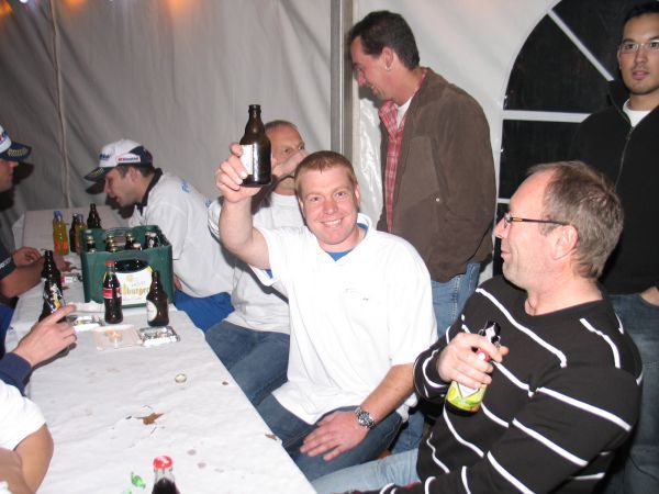 Guido Michels (Mitte) feiert den Klassensieg im Langstreckenpokal