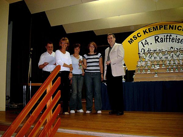 Das beste Damen-Team...(von rechts: Carmen Sch&auml;fer und ihre Copilotinnen, Conny Ellingen und Simone Kossmann) ...startete f&uuml;r den MSC Kempenich. W&uuml;rdig eingerahmt werden sie vom Fahrtleiter Reinhard Grones (links) und Bruno Jaeger (rechts) vom Hauptsponsor, der Volksbank RheinAhrEifel eG