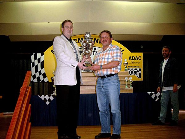 Gesamtsieger Motorr&auml;der, Heinrich Janik (r.). Der Pokal der Volksbank RheinAhrEifel eG wird von Bruno Jaeger &uuml;berreicht.