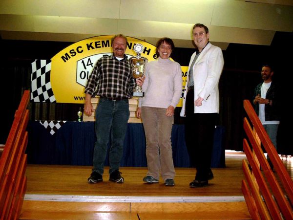 Gesamtsieger Autos Manfred Helten und Susanne Bange-Helten Der Pokal, gestiftet vom Gasthaus Kempenich, wird von Bruno Jaeger &uuml;berreicht.