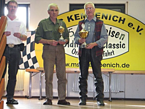 Die Sieger der Klasse 2, Motorr&auml;der bis Baujahr 1945, (v.r.) Erwin Krug (Platz 1), Willi Kettler (Platz 2) links der Fahrtleiter Reinhart Grones