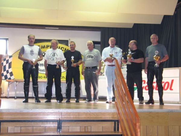 Die Sieger der Klasse 4,Motorr&auml;der bis Baujahr 1978, (v.r.) Hans Thelen (Platz 1), Dieter Bea (platz 2), Herbert Jacob (Platz 3), Willi Zabienski (Platz 4), Werner Mombauer (Platz 5), Heinz Kniel (Platz 6), Ralf Konjer (Platz 7)