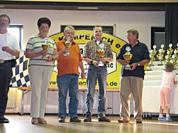Die Sieger der Klasse 7, Autos bis Baujahr 1960, (v.r.) Joachim Schmitz, Peter Schaaf (Platz 1), Hans und Rosemarie Arensberg Platz (2)