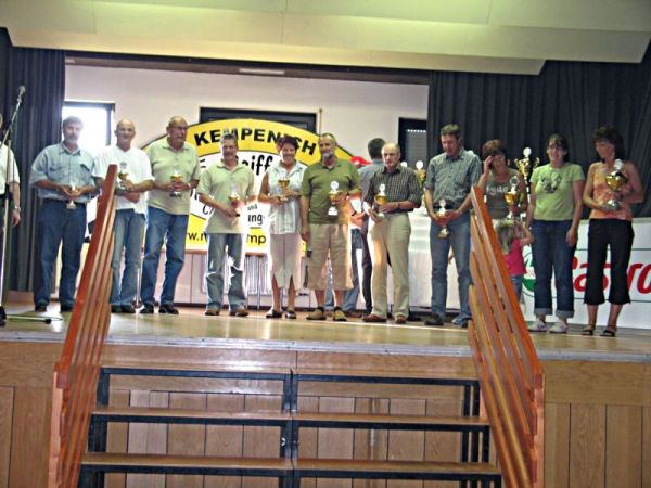 Die Sieger der Klasse 8, Autos bis Baujahr 1979, (v.r.) Simone Kossmann, Carmen Sch&auml;fer, Conny Ellingen (Platz 1), Arnold und Peter Packbier (Platz 2), Eckehard und Johanna Seiffert (Platz 3), Claus Hans Keuser, Erich Dietz (Platz 4), Klaus Sch&uuml;mann, Karl Peter (Platz 5)