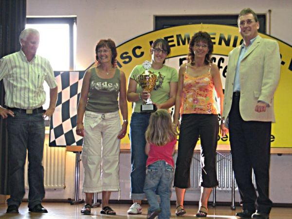 Gesamtsieger Autos (v.l.) Conny Ellingen, Carmen Sch&auml;fer und Simone Kossmann eingerahmt von Ortsb&uuml;rgermeister Jochen Seifert (links) und<br />Bruno Jaeger (rechts) von der Volksbank RheinAhrEifel eG.