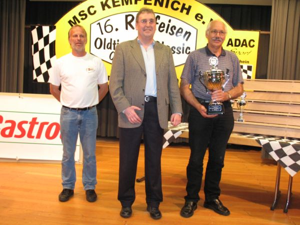 Gesamtsieger Motorr&auml;der, (v. r.) Helge Kops, Bruno Jaeger (Volksbank RheinAhr Eifel eG), Wolfgang M&uuml;ller (Vorsitzender MSC)