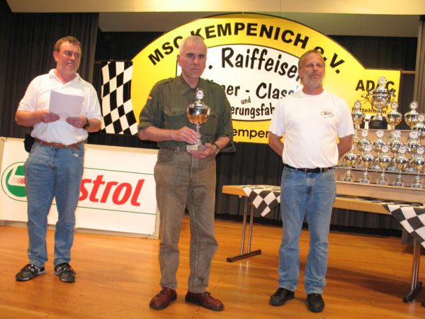 Sieger der Klasse 2, Motorr&auml;der bis Baujahr 1946, Willi Kettler (m.), Reinhard Grones (Fahrtleiter) (l.), Wolfgang M&uuml;ller (Vorsitzender MSC) (r.)