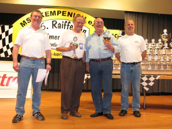 Die Sieger der Klasse 5, Motorr&auml;der bis Baujahr 1980, (v.r.) Gerd Schneider (P 1), Heinz Kniel (P 2)