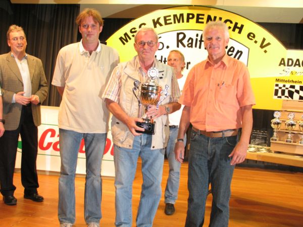 Gesamtsieger Autos (v.r.) Peter und Michael Berg Ortsb&uuml;rgermeister Jochen Seifert (r.), Bruno Jaeger (l.) Volksbank RheinAhrEifel eG