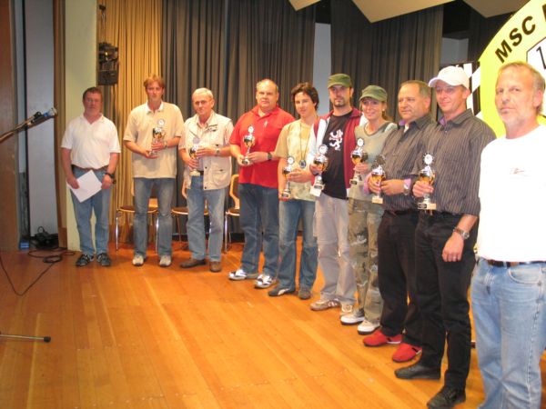 Sieger der Klasse 11, Autos bis Baujahr 1980, (v. l.) Michael und Peter Berg (P 1), Bernd und Klaus Halfmann (P 2), Uwe Kretzer, Claudia Hebeler (P 3), Peter Zues, Ernst Gundorf (P 4)