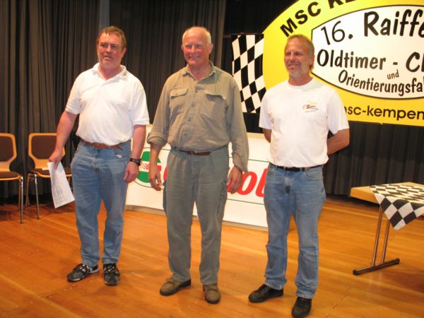 50 Jahre in Kempenich dabei Rudi Vomberg (Mitte) wurde von Reinhard Grones (l.) und Wolfgang M&uuml;ller (r.) f&uuml;r seine 50j&auml;hrige Treue zu den Veranstaltungen des MSC Kempenich geehrt.