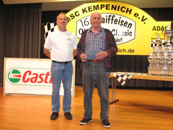 Willi Zabienski (r.), der &auml;lteste Motorradfahrer im Feld