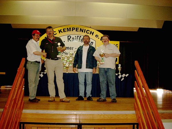 Die Klasse "Classic" konnten Alfred Novotny (2. v. l.) und Markus Palm (r.) - punktgleich mit dem Team Margit R&ouml;hrig und Lothar R&ouml;hrig - f&uuml;r sich entscheiden.