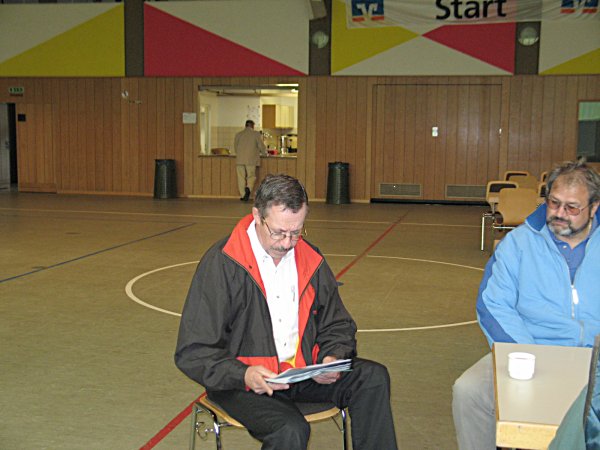 Fahrtleiter Willi Frank erkl&auml;rt die Details