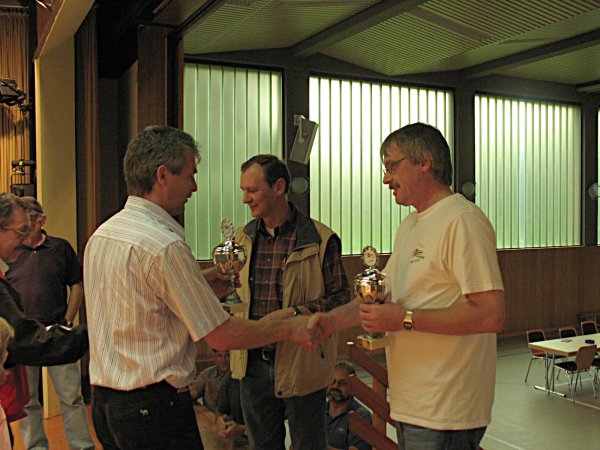 vr. Heinz-Bernd Baumeister und Udo Hantel bekommen die Pokale f&uuml;r Platz 2 von Michael Nett und Willi Frank