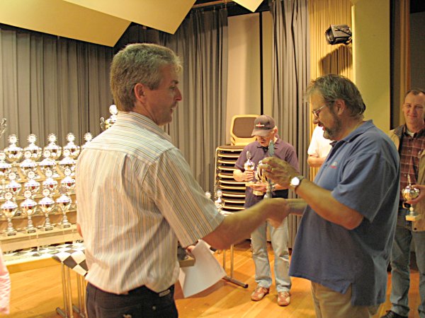 Michael Nett &uuml;bergibt den Pokal an Hans-J&uuml;rgen Schepp