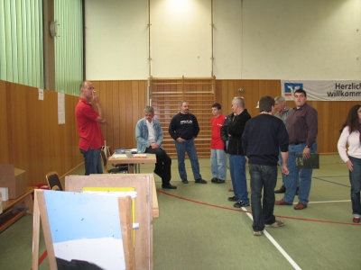 Die Teilnehmer warten auf ihre Bordb&uuml;cher