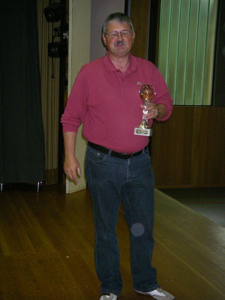 Alfred Novotny vertritt die siegreiche Mannschaft des MSC Adenau