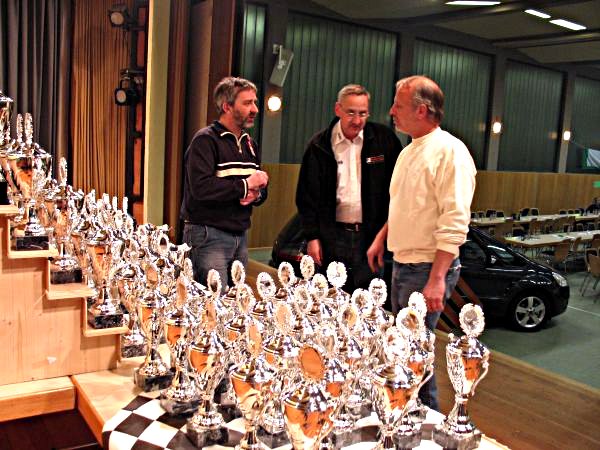 21:00 Uhr die Siegerehrung beginnt v.l. Berthold Hantel, Alferd Gorny, Wolfgang M&uuml;ller