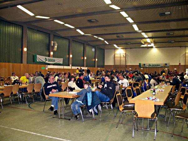 Die Siegerehrung wird aufmerksam verfolgt