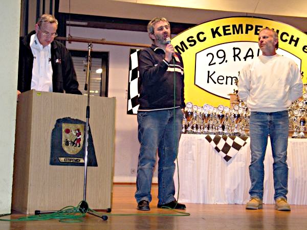 Auch der Rallyeleiter Berthold Hantel spricht zu den Teilnehmern