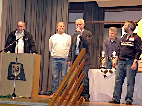 Die Ehrung des Gesamtsiegers wird vom OB Jochen Seifert (Mitte) vorgenommen