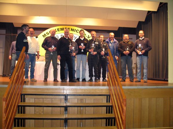 Sieger der Klasse Y 24 v.l. H.-Dieter J�kel (P4), Heinz Kottmann (P5), Michael Seinsche (P4), Guido Kottmann (P5), Gerd R�mpert (P6), Martin Jansen / Heinz-Robert Jansen (P2), J�rgen Lenarz / Ralf M�ller (P1)
