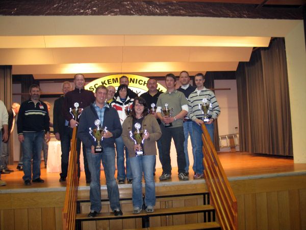 Gesamtsieger (Treppe v.l.) Rudi Hachenberg und Tanja Neidh&ouml;fer umrahmt von den Gruppensieger