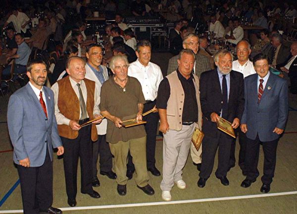 Mitglieder des MSC, die 40 Jahre oder l&auml;nger im Verein sind: von links: Berthold Hantel (Vorsitzender), Werner Hedrich, Toni Deuster, Werner Sch&auml;fer, Eugen Caspers, Paul Gro&szlig;, Fritz Wilms, Peter Lau, Werner Nett, Heinz Grones